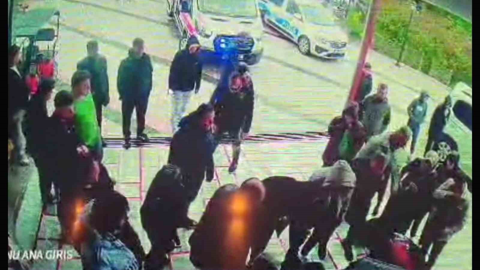 ORDU'NUN ÜNYE İLÇESİNDE CUMA NAMAZI KILMAK İÇİN TORUNUYLA BİRLİKTE CAMİYE GELEN YAŞLI ADAM KALP...