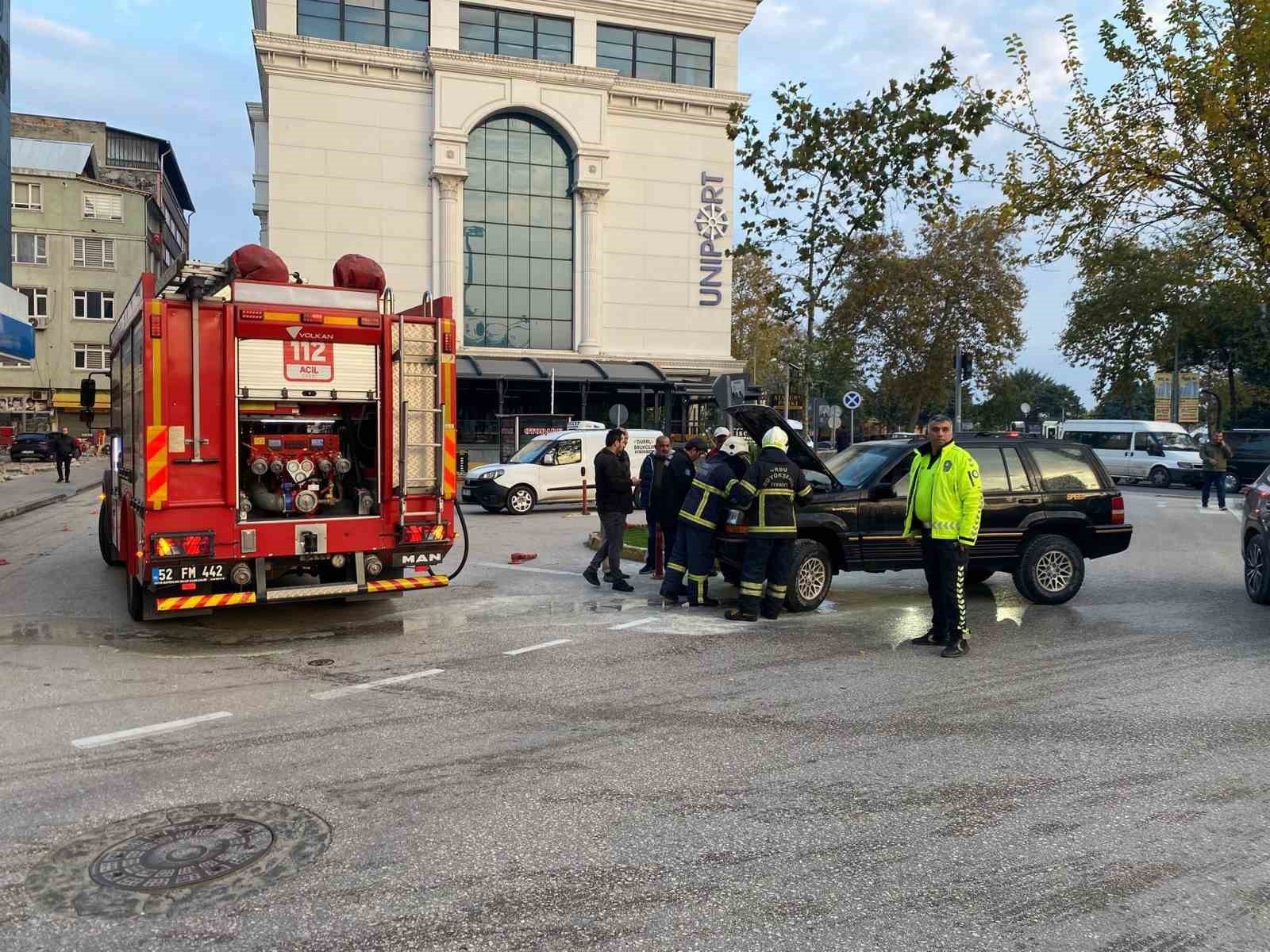ORDU'NUN ÜNYE İLÇESİNDE SEYİR HALİNDE OLAN BİR OTOMOBİLİN MOTOR KISMINDAN YANGIN ÇIKTI.
