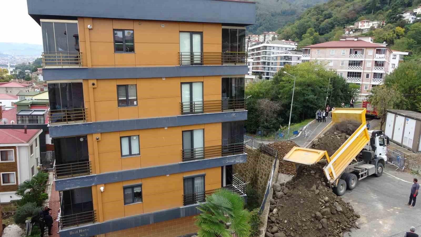 ORDU’DA, TEMEL KAZISI SONRASINDA ZEMİNİNDEKİ KAYMA NEDENİYLE ÇATLAKLAR OLUŞAN VE YANA EĞİLEN...