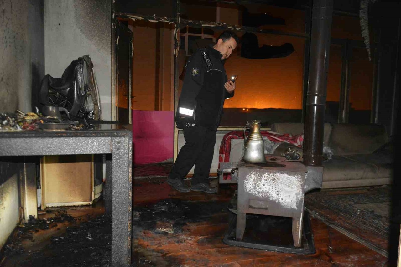 ORDU’NUN ÜNYE İLÇESİNDE BİR BİNADA ÇIKAN YANGININ KISA SÜREDE BÜYÜMESİ SONUCU EVDE BULUNAN ANNE VE...