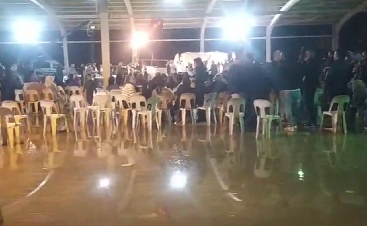 . ORGANİZASYON EKİBİ TARAFINDAN DÜĞÜN ALANINDA SULARIN ÇEKİLMESİYLE, YAĞIŞA RAĞMEN MÜZİK KESİLMEDİ...