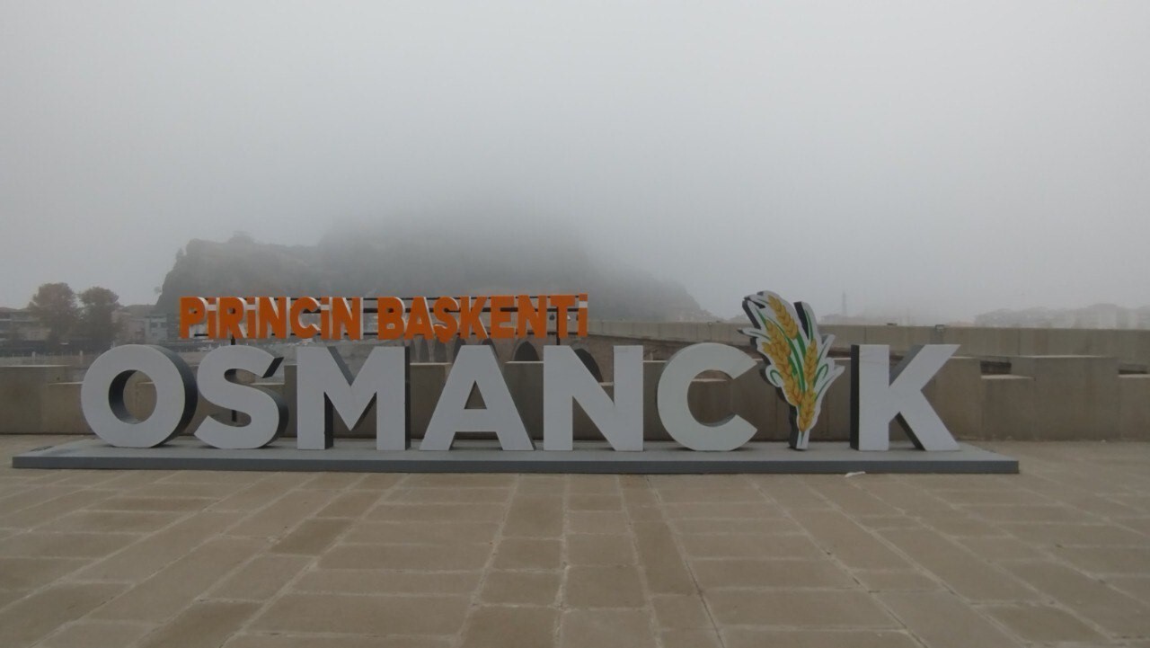 OSMANCIK YAZISI VE SİSLE KAPLI KALEDEN GÖRÜNTÜ