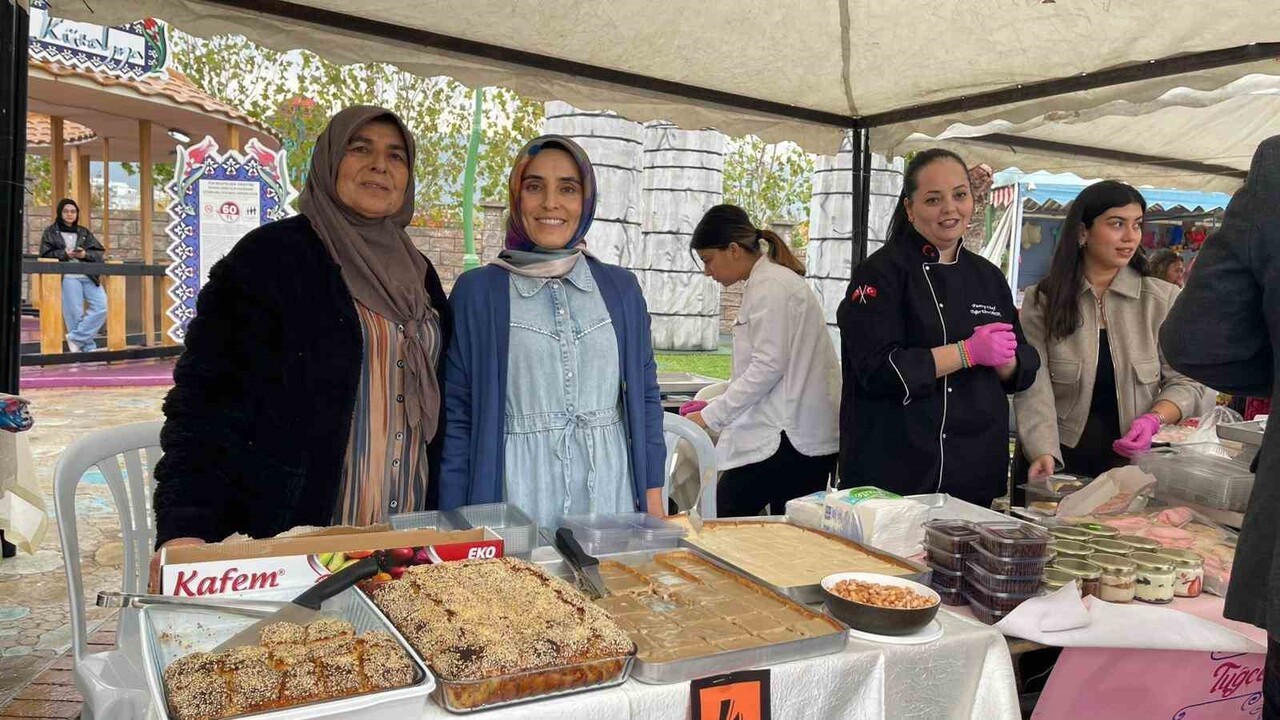 OSMANİYE'DE "ŞİDDETE KARŞI ÜRETEN VE ÇALIŞAN GÜÇLÜ KADINLAR" MOTTOSUYLA AÇILAN HANIMELİ ÇARŞISINDA...