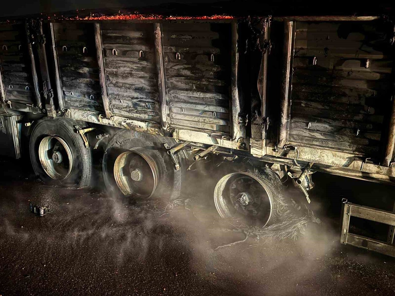 OSMANİYE'NİN DÜZİÇİ İLÇESİNDE MISIR YÜKLÜ TIRIN DORSESİNDE ÇIKAN YANGIN, İTFAİYE EKİPLERİNİN...