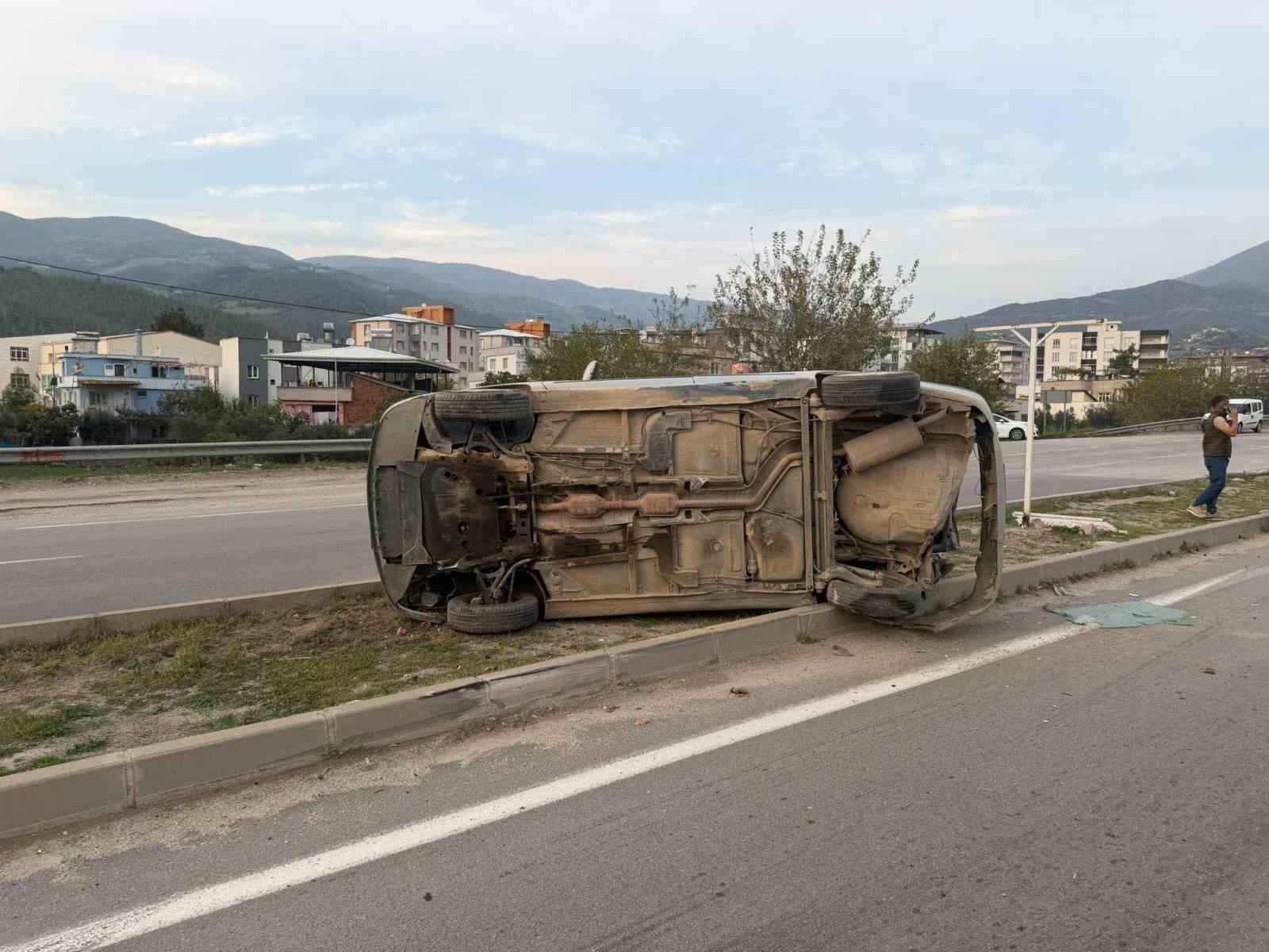 OSMANİYE’DE KONTROLDEN ÇIKAN OTOMOBİL TAKLA ATTI: 2 YARALI