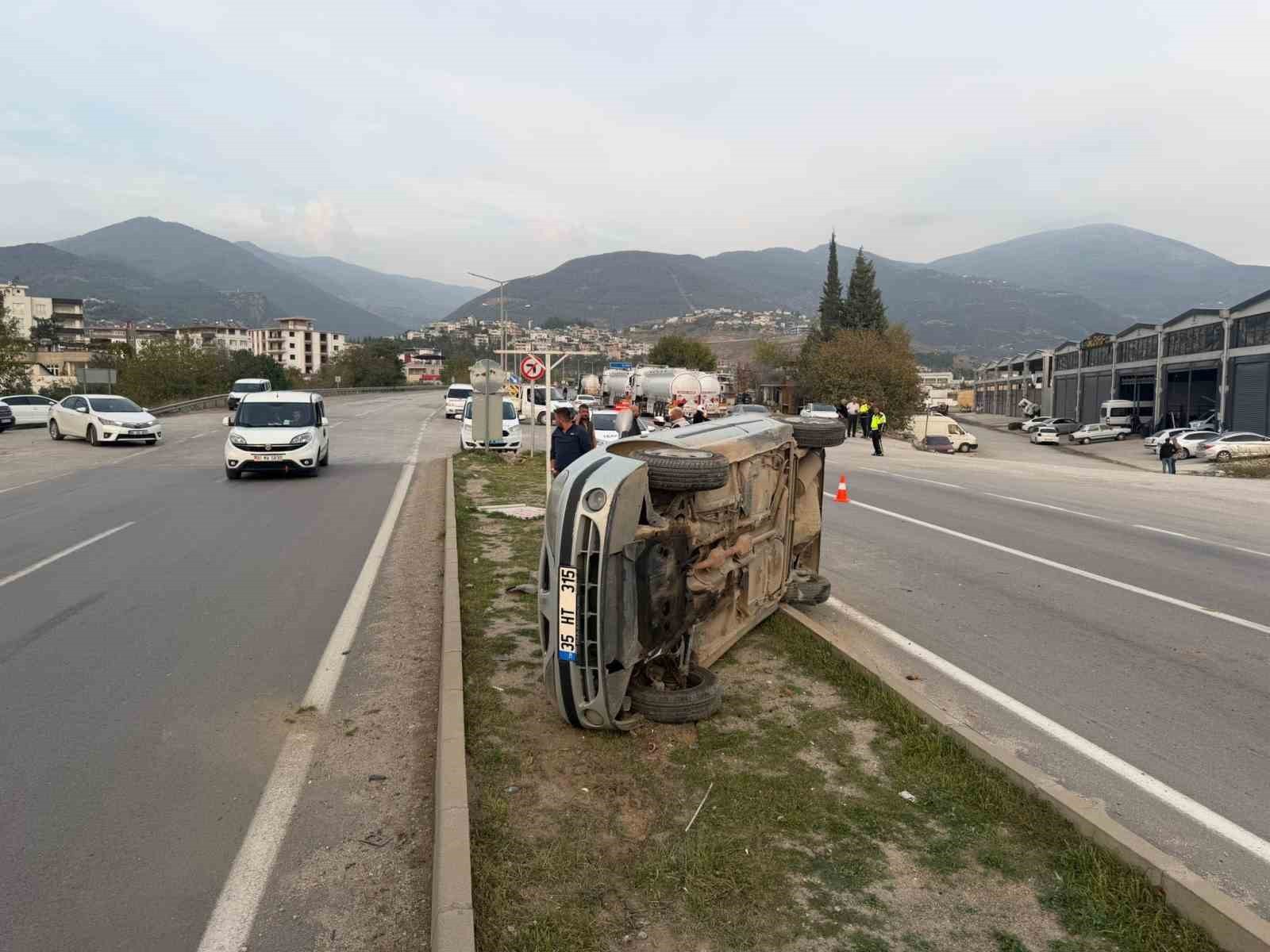 OSMANİYE’DE KONTROLDEN ÇIKAN OTOMOBİL TAKLA ATTI: 2 YARALI