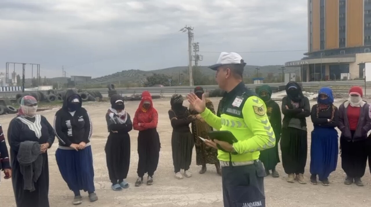 OSMANİYE DURDURULAN ARAÇTA 30 TARIM İŞÇİSİ ÇIKTI