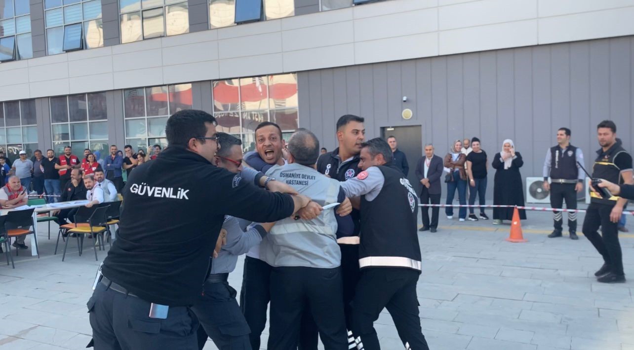 OSMANİYE EĞİTİM VE ARAŞTIRMA HASTANESİ’NDE AFET TATBİKATI GERÇEKLEŞTİRİLDİ