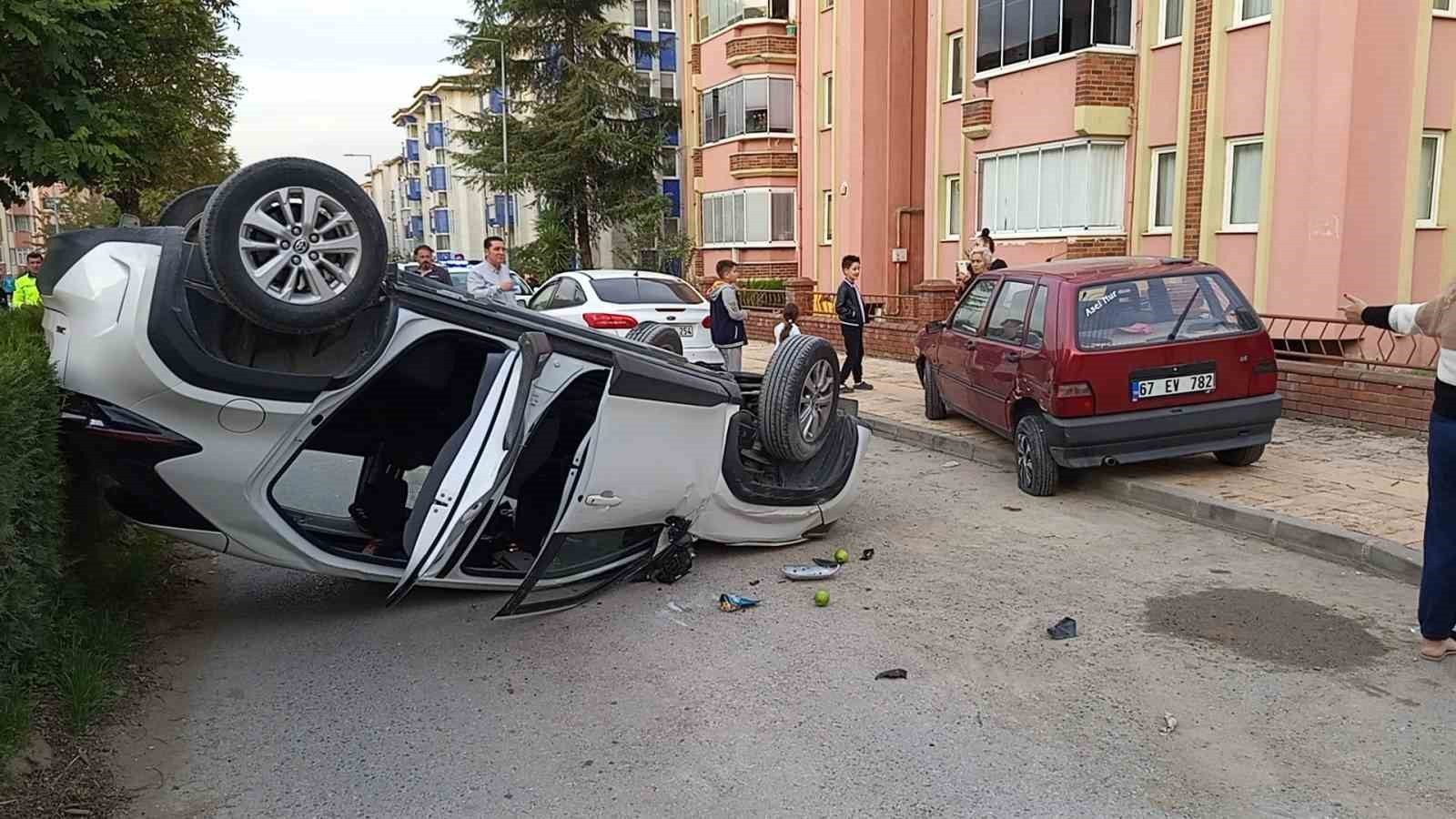 OTOMOBİL PARK HALİNDE OLAN ARACA ÇARPIP TERS ŞEKİLDE DURABİLDİ: 3 YARALI