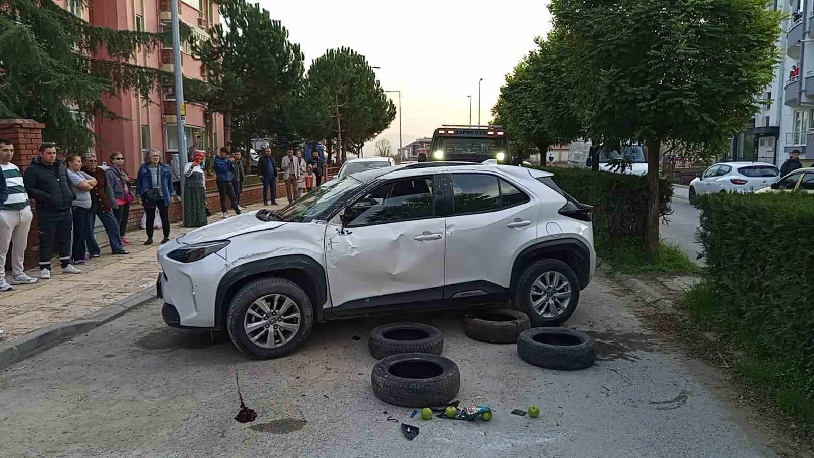 OTOMOBİL PARK HALİNDE OLAN ARACA ÇARPIP TERS ŞEKİLDE DURABİLDİ: 3 YARALI