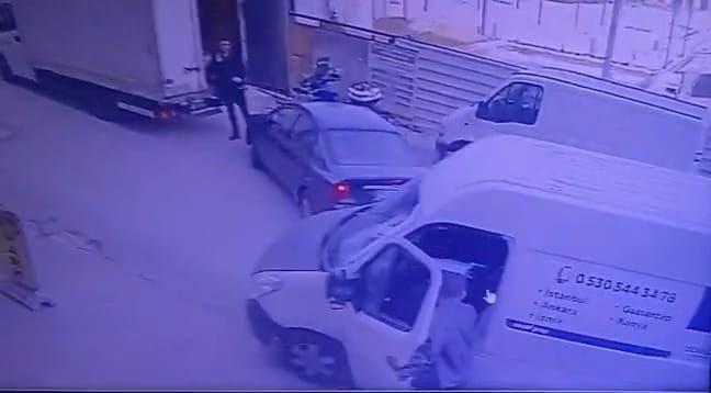 OTOPARK GÖREVLİSİNİN ARACA ATLAYIP DURDURMASI