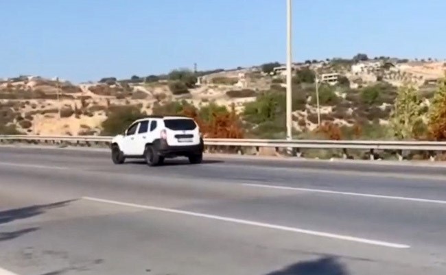 OTOYOLDA GERİ GİDEN SÜRÜCÜYÜ VATANDAŞ ÇEKTİ, JANDARMA CEZA KESTİ