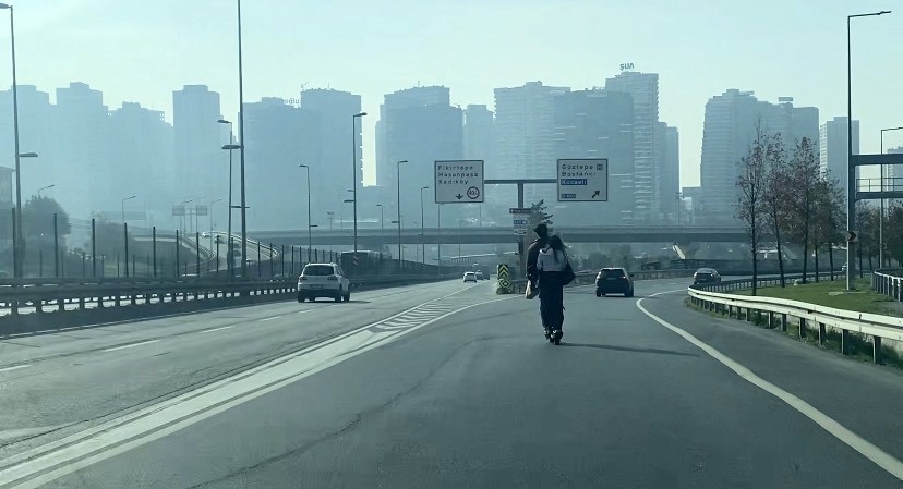 OTOYOLDA SCOOTER İLE TEHLİKELİ YOLCULUK YAPAN İKİ GENÇ, CEP TELEFONU KAMERASINA YANSIDI.