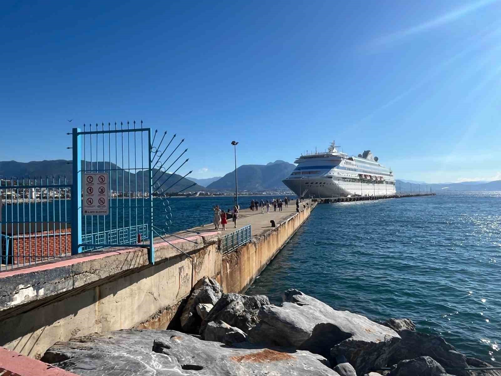 PALAU BANDIRALI ‘ASTORİA GRANDE' ADLI LÜKS KRUVAZİYER YOLCU GEMİSİ ALANYA LİMANI'NA ULAŞTI.