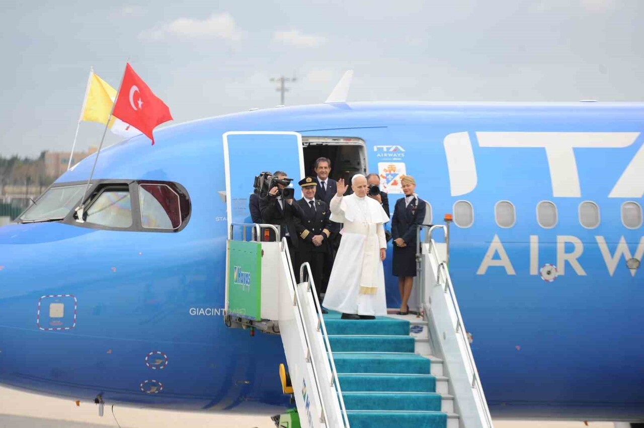 PAPA 14. LEO, ATATÜRK HAVALİMANI'NDA DÜZENLENEN UĞURLAMA TÖRENİNİN ARDINDAN TÜRKİYE'DEN...