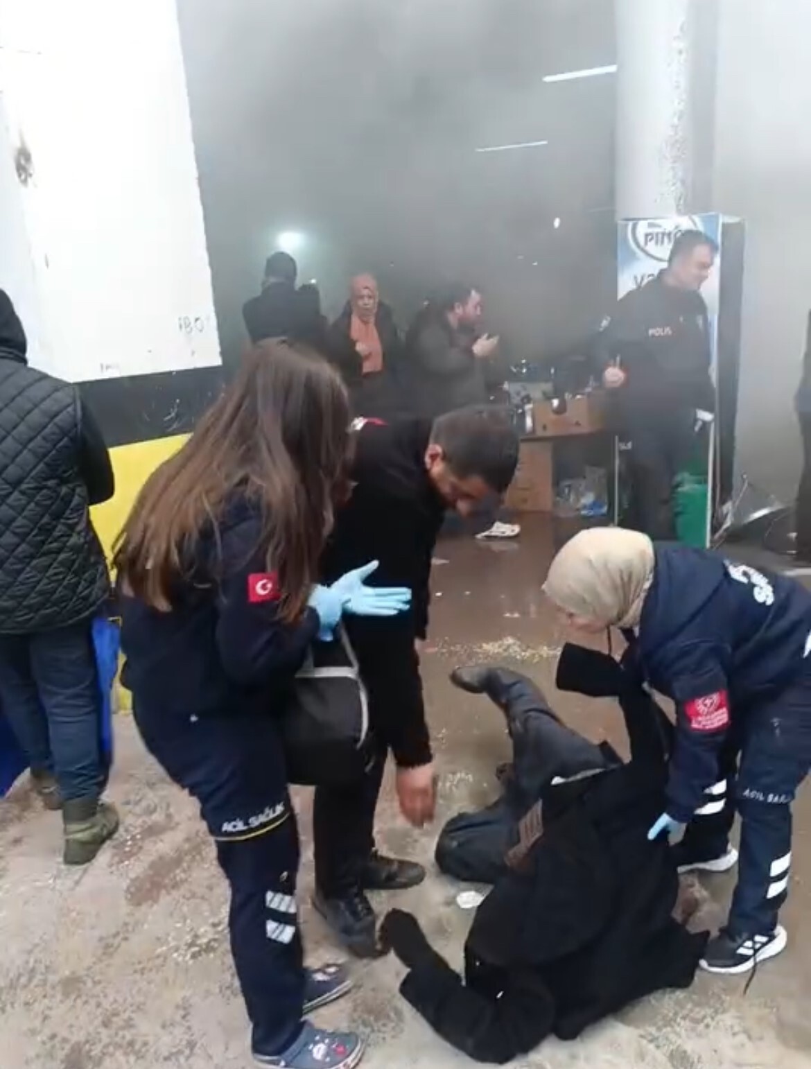 PAZAR ALANINDA KORKUTAN ANLAR 1 KİŞİ DUMANDAN ETKİLENDİ