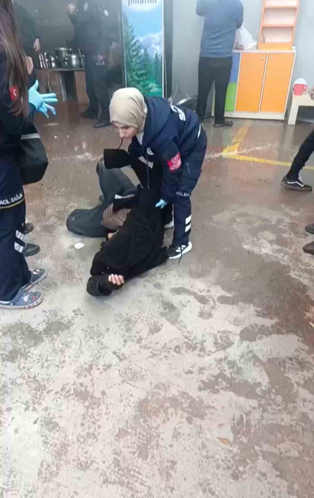 PAZAR ALANINDA KORKUTAN ANLAR 1 KİŞİ DUMANDAN ETKİLENDİ