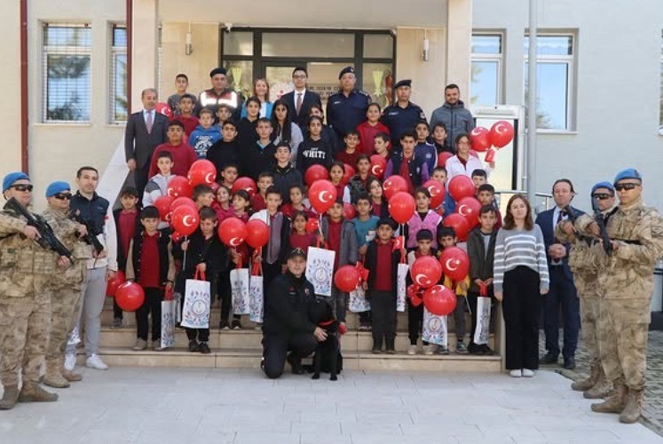 PAZARYERİ’NDE MİNİK ÖĞRENCİLER JANDARMA ETKİNLİKLERİ VE KÖPEK GÖSTERİLERİYLE TANIŞTI