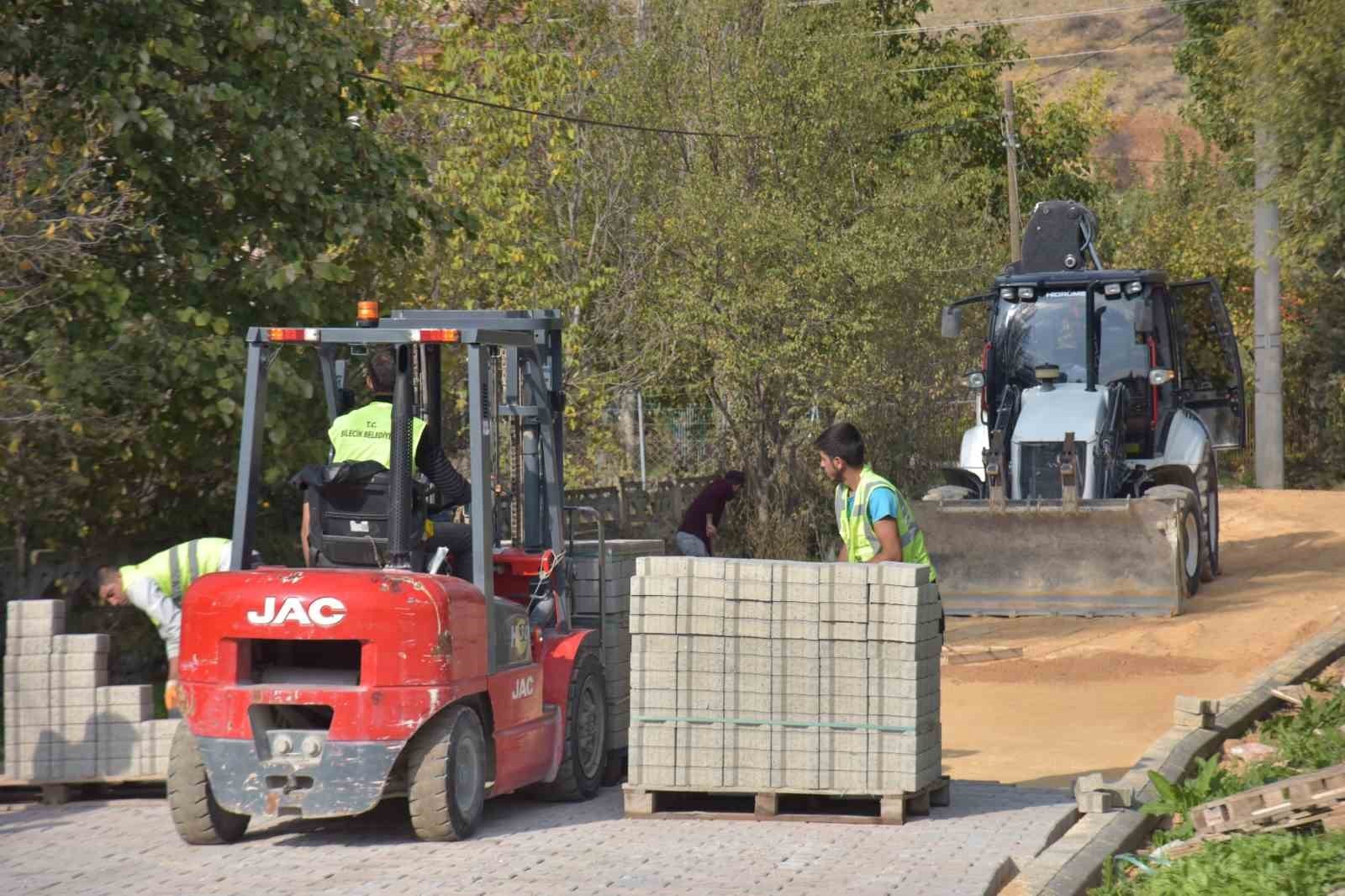 PELİTÖZÜ'NDE CADDE VE SOKAKLAR KİLİT PARKE ÇALIŞMALARIYLA GÜZELLEŞİYOR