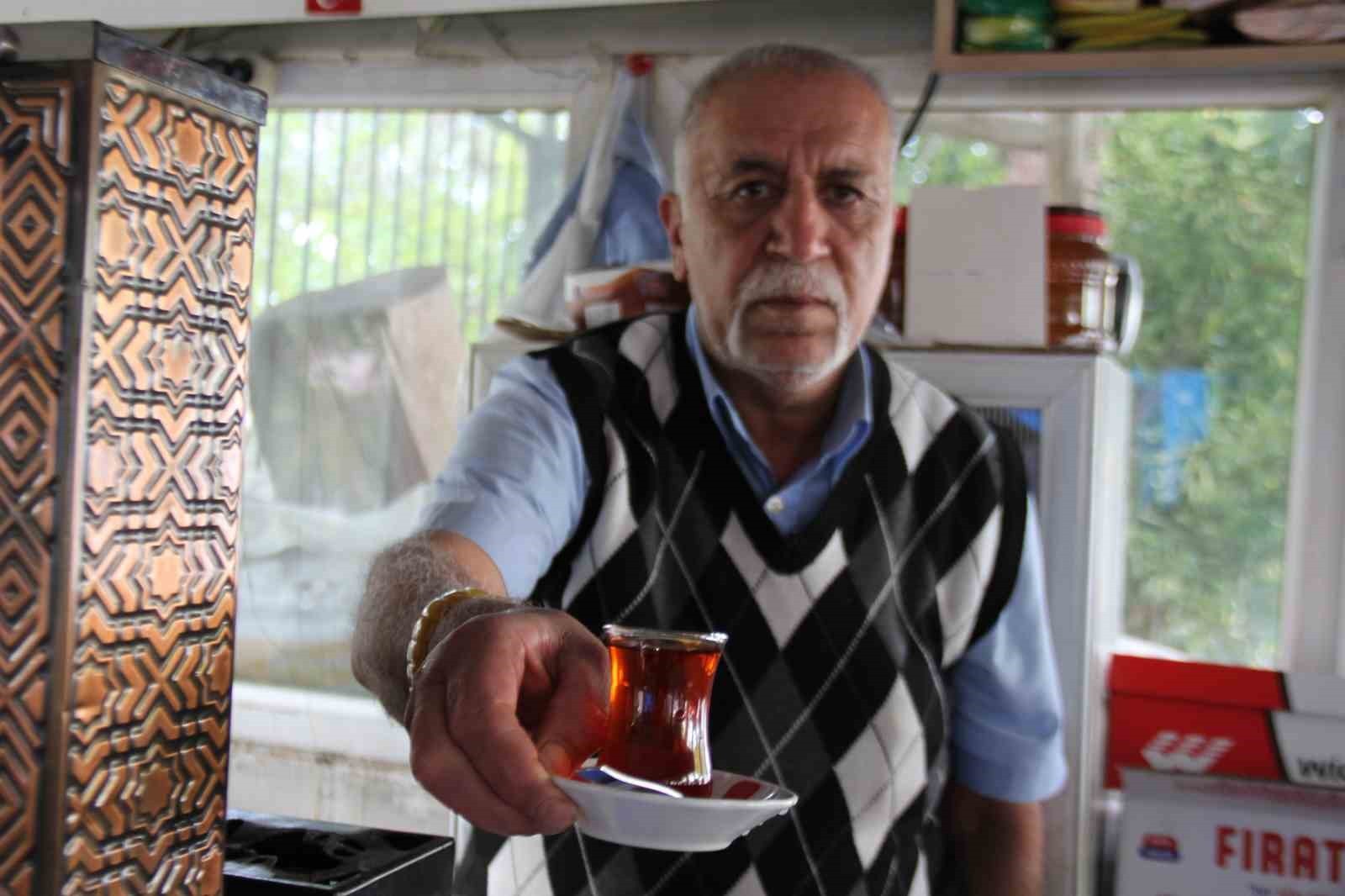 PERTEK’TE ÇAY FİYATLARI YÜKSELİRKEN, "PALA DAYI" LAKABIYLA BİLİNEN MUSTAFA SUNGUR, ÇAYI 5 LİRADAN...