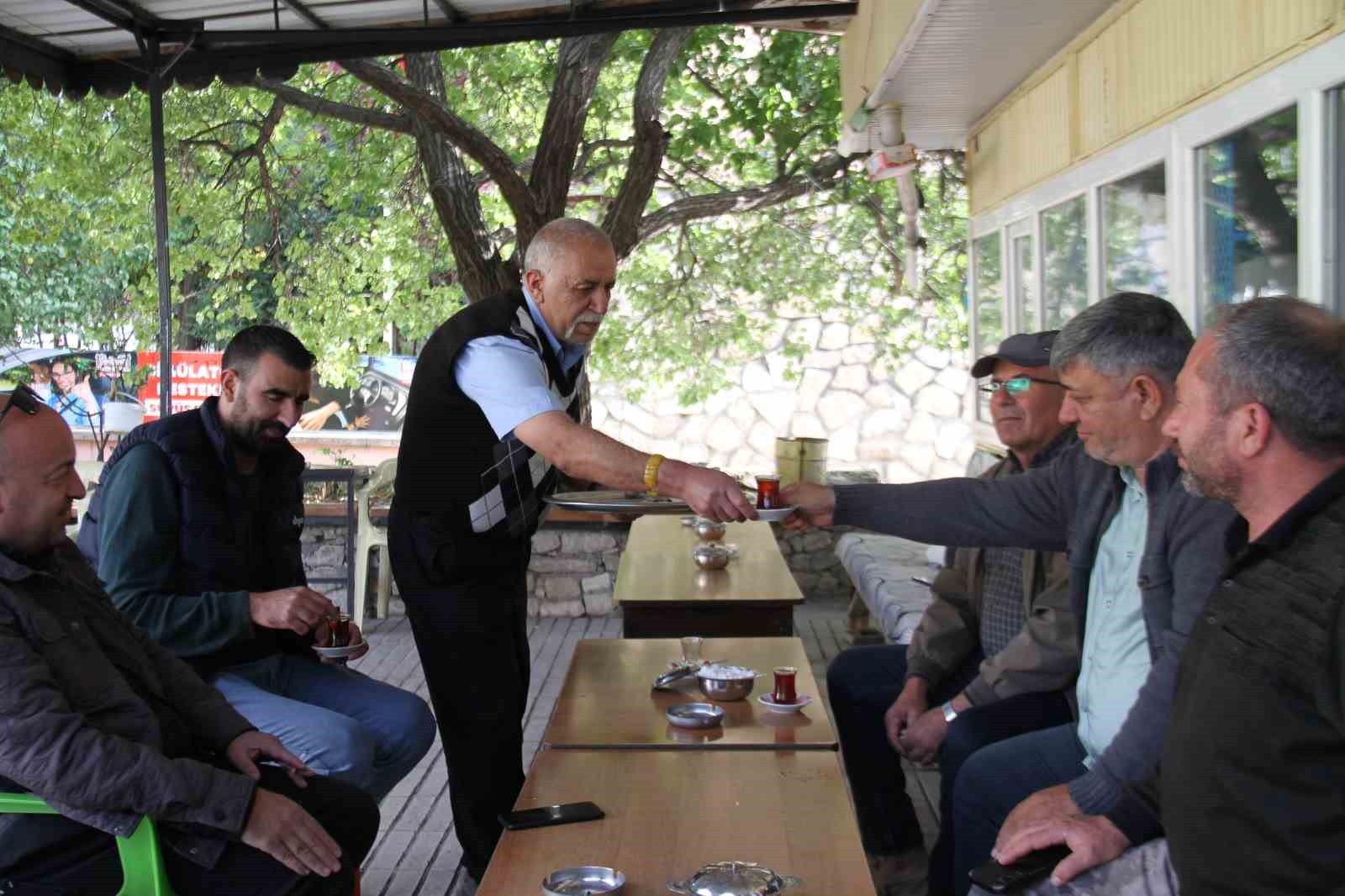 PERTEK’TE ÇAY FİYATLARI YÜKSELİRKEN, "PALA DAYI" LAKABIYLA BİLİNEN MUSTAFA SUNGUR, ÇAYI 5 LİRADAN...