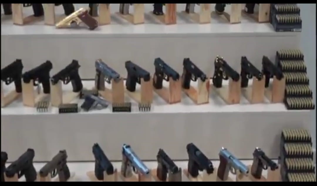 POLİS EKİPLERİNCE DÜZENLENEN OPERASYONDA SİLAH VE MÜHİMMAT ELE GEÇİRİLDİ.