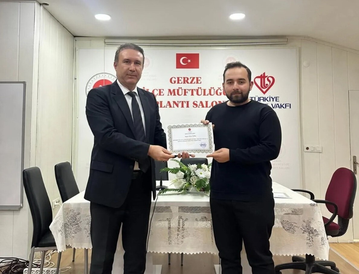 PROGRAM SONUNDA DİN GÖREVLİLERİNE KATILIM BELGELERİ TAKDİM EDİLDİ.