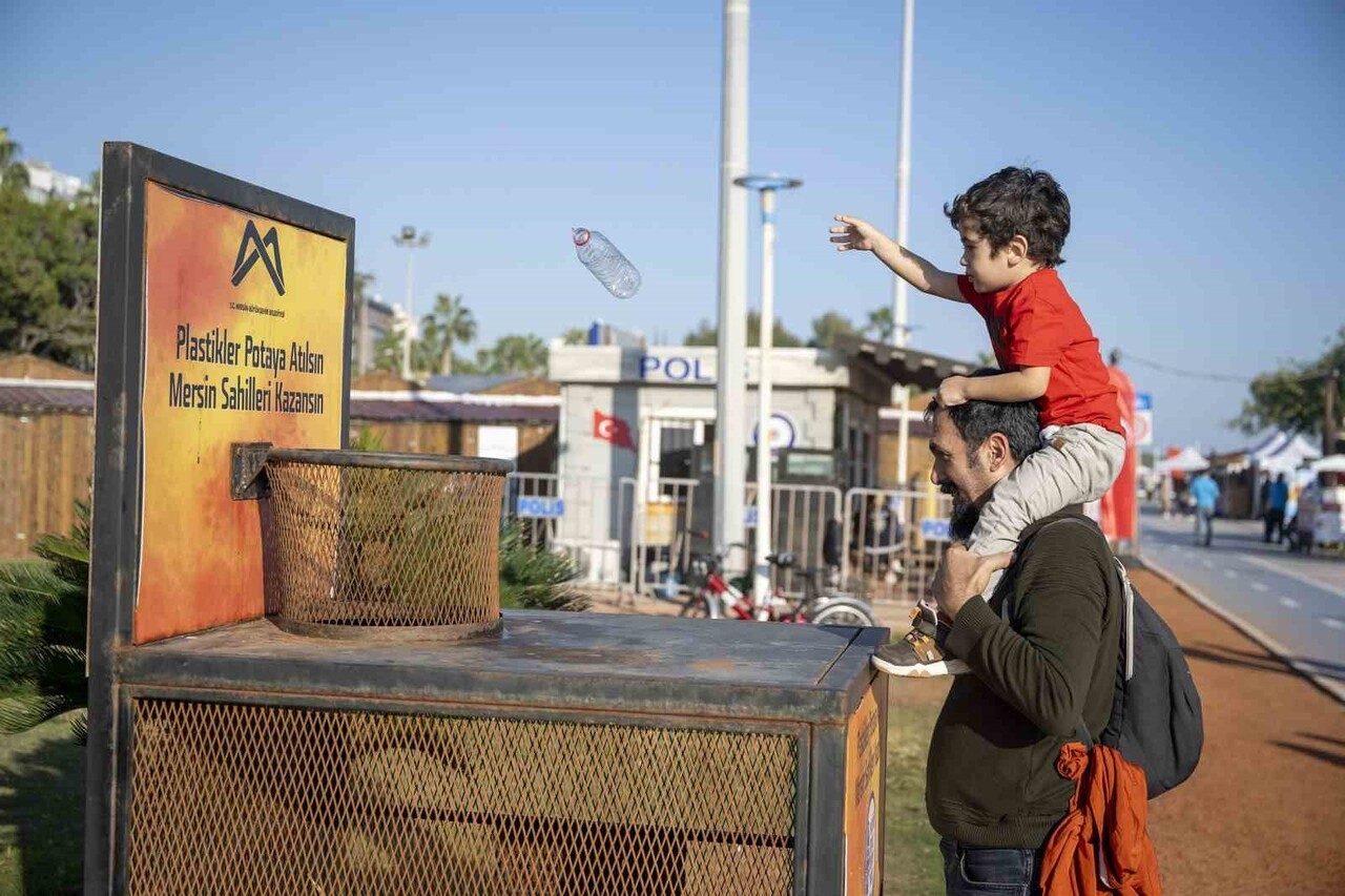 PROJE ÇERÇEVESİNDE ADNAN MENDERES BULVARI SAHİLİNE YERLEŞTİRİLEN PLASTİK TOPLAMA ÜNİTELERİNDE...
