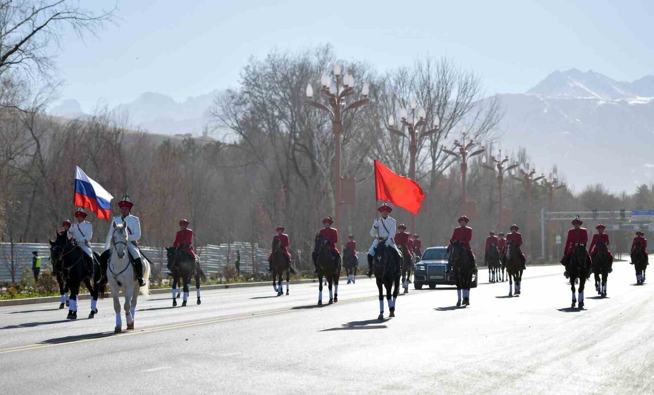 PUTİN'İN KONVOYU GELENEKSEL KIYAFETLER GİYEN ATLI BİRLİK EŞLİĞİNDE TÖREN ALANINA GİRİŞ YAPTI. İKİ...