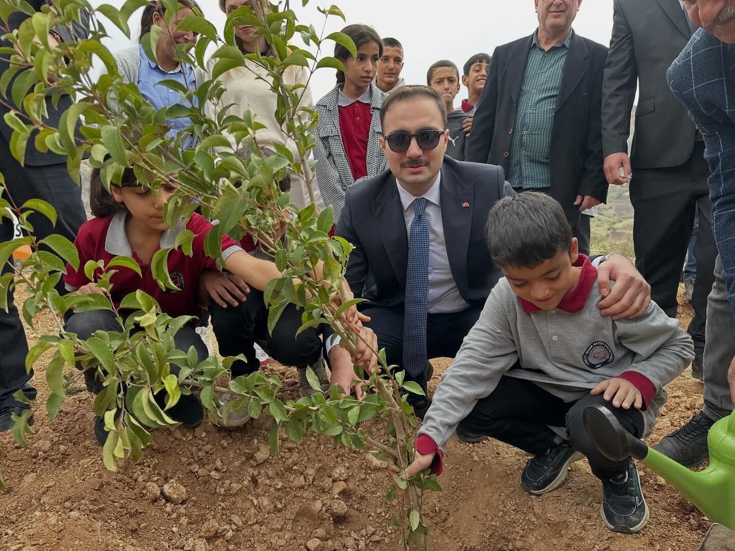 "YÜZ FİDAN PROJESİ" KAPSAMINDA ADIYAMAN’IN SİNCİK İLÇESİNE BAĞLI İNLİCE BELDESİ’NDE FİDAN DİKİM...