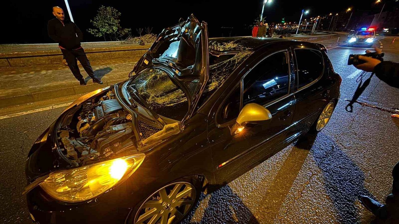 RİZE'DE HALI SAHA MAÇI OYNAYAN ARKADAŞLARINI İZLEMEK İÇİN GİTTİĞİ PAZAR İLÇESİNDE YOLDAN GEÇMEK...