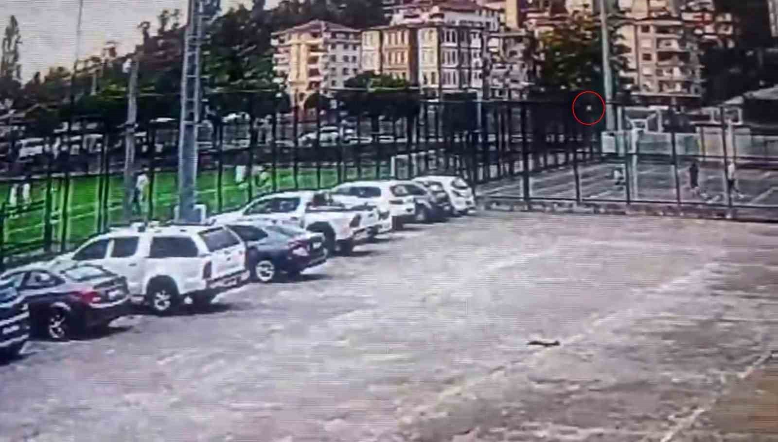 RİZE'DE OYNAN VETERANLAR LİGİ KARŞILAŞMASINDA PAZARSPORLU OYUNCU MUSTAFA BAYAR'IN KALEYE ÇEKTİĞİ...