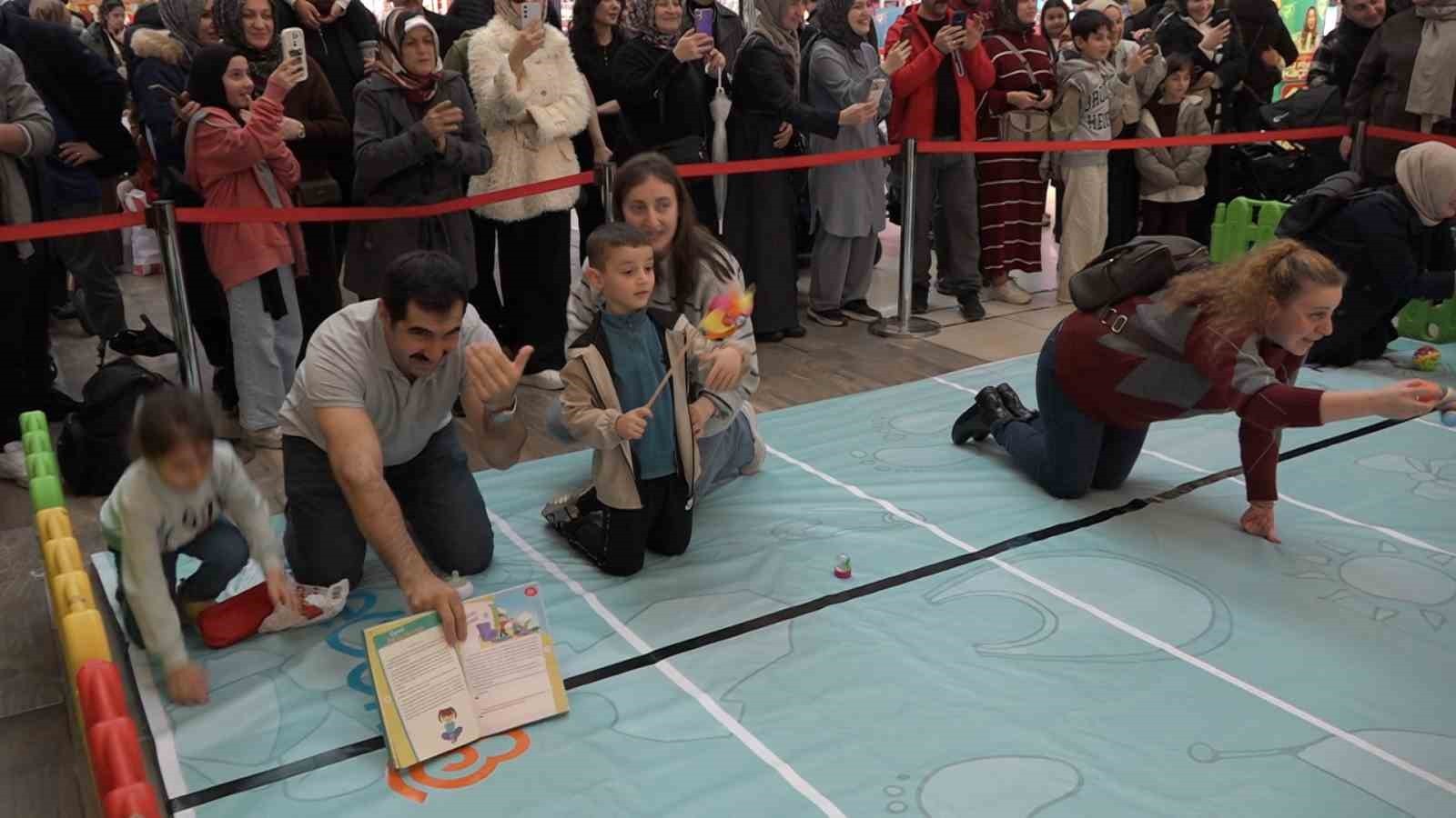 RİZE’DE DÜZENLENEN BEBEK EMEKLEME YARIŞMASINDA YARIŞMACI MİNİKLERDEN ÇOK AİLELERİ EFOR SARF EDİNCE...