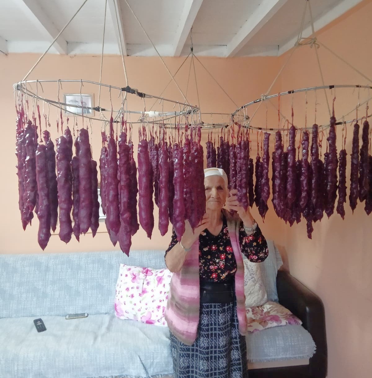 RİZE’NİN DEREPAZARI İLÇESİNDE YAŞAYAN 63 YAŞINDAKİ EMEKLİ METİN ÇELİK, RİZE'NİN GELENEKSEL...