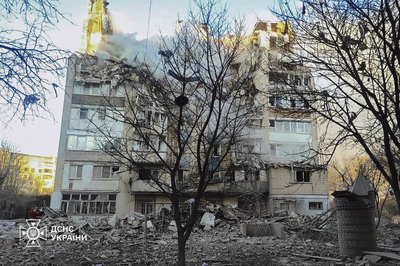 RUS GÜÇLERİNİN GECE SAATLERİNDE UKRAYNA'NIN BATISINDAKİ TERNOPİL ŞEHRİNE DÜZENLEDİĞİ SALDIRIDA...