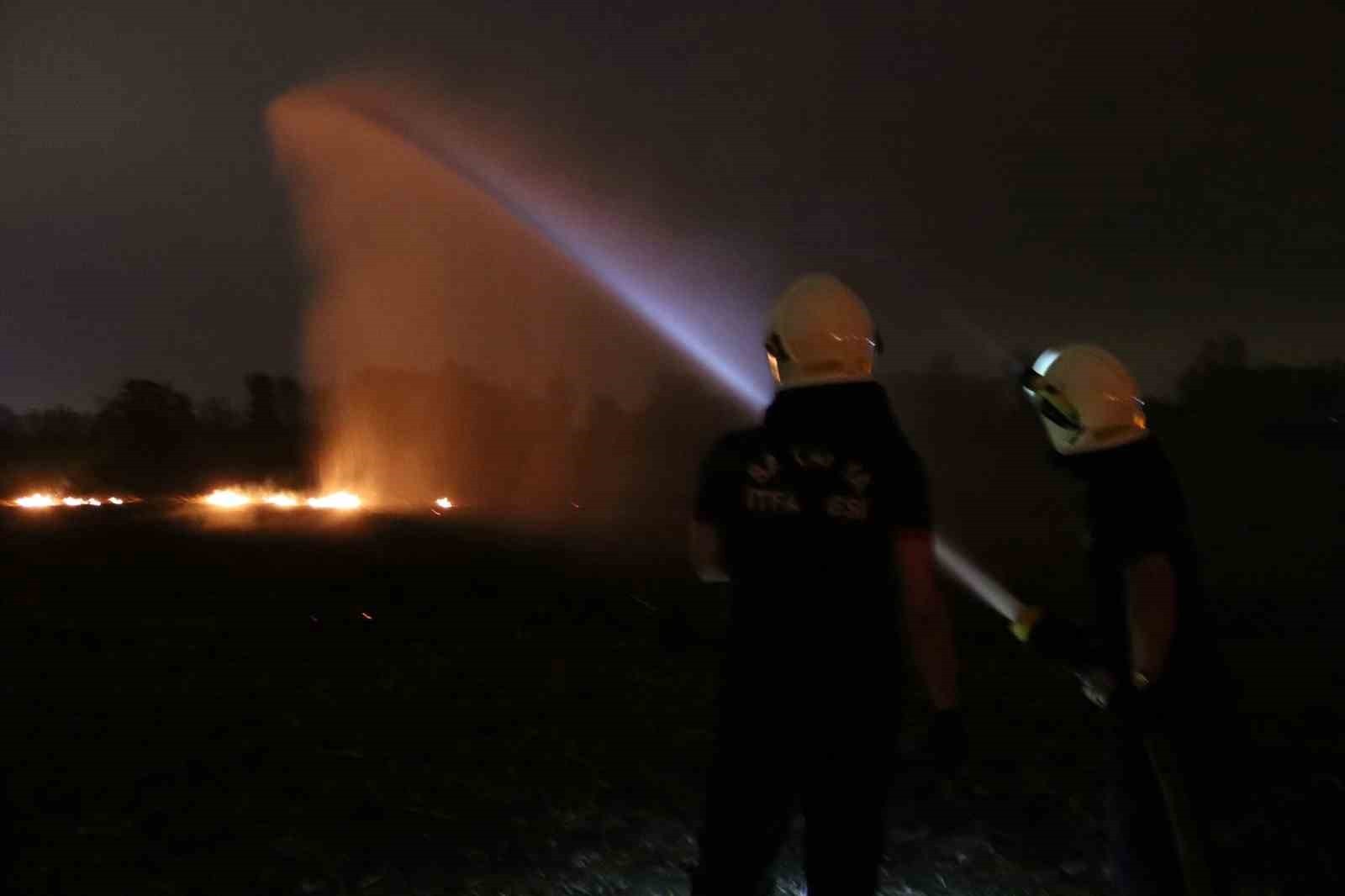 RÜZGARIN DA ETKİSİYLE KISA SÜREDE YAYILAN ANIZ YANGINI, EKİPLERİN HIZLI MÜDAHALESİYLE KONTROL...