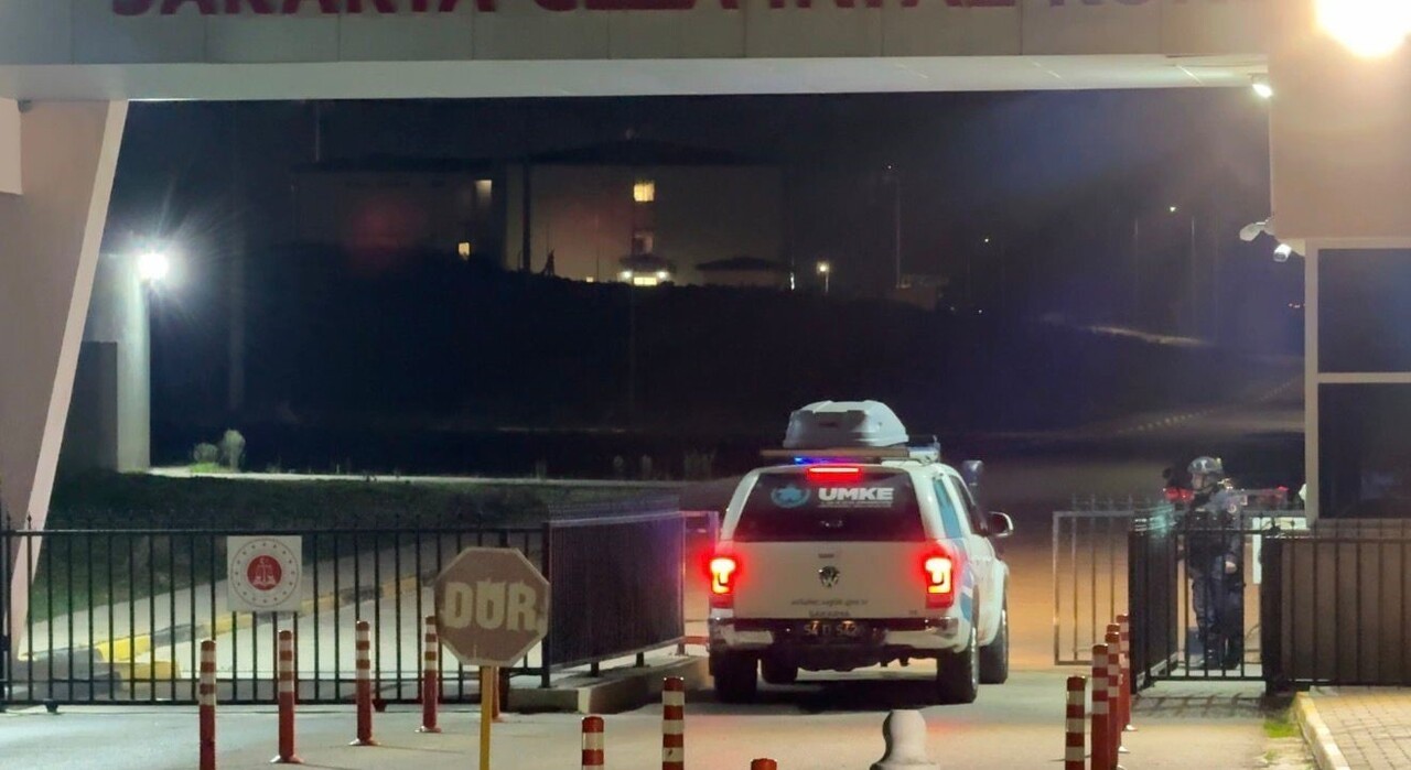 SAKARYA'DA AÇIK CEZA İNFAZ KURUMUNDA YEDİKLERİ YEMEKTEN RAHATSIZLANAN VE ZEHİRLENDİKLERİNDEN...