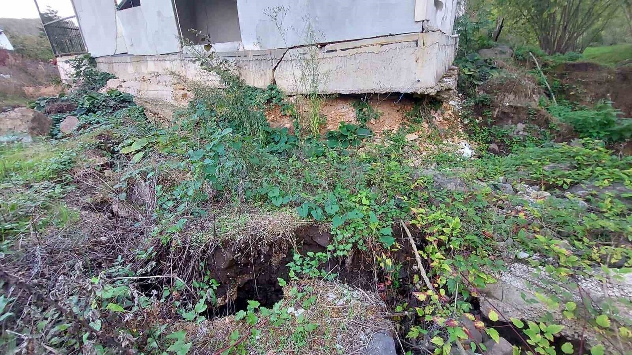 SAKARYA'NIN HENDEK İLÇESİNDE BÖLGEDEKİ TAŞ OCAĞI, MAHALLEYİ PARÇA PARÇA KAYMASINA SEBEP OLUYOR....