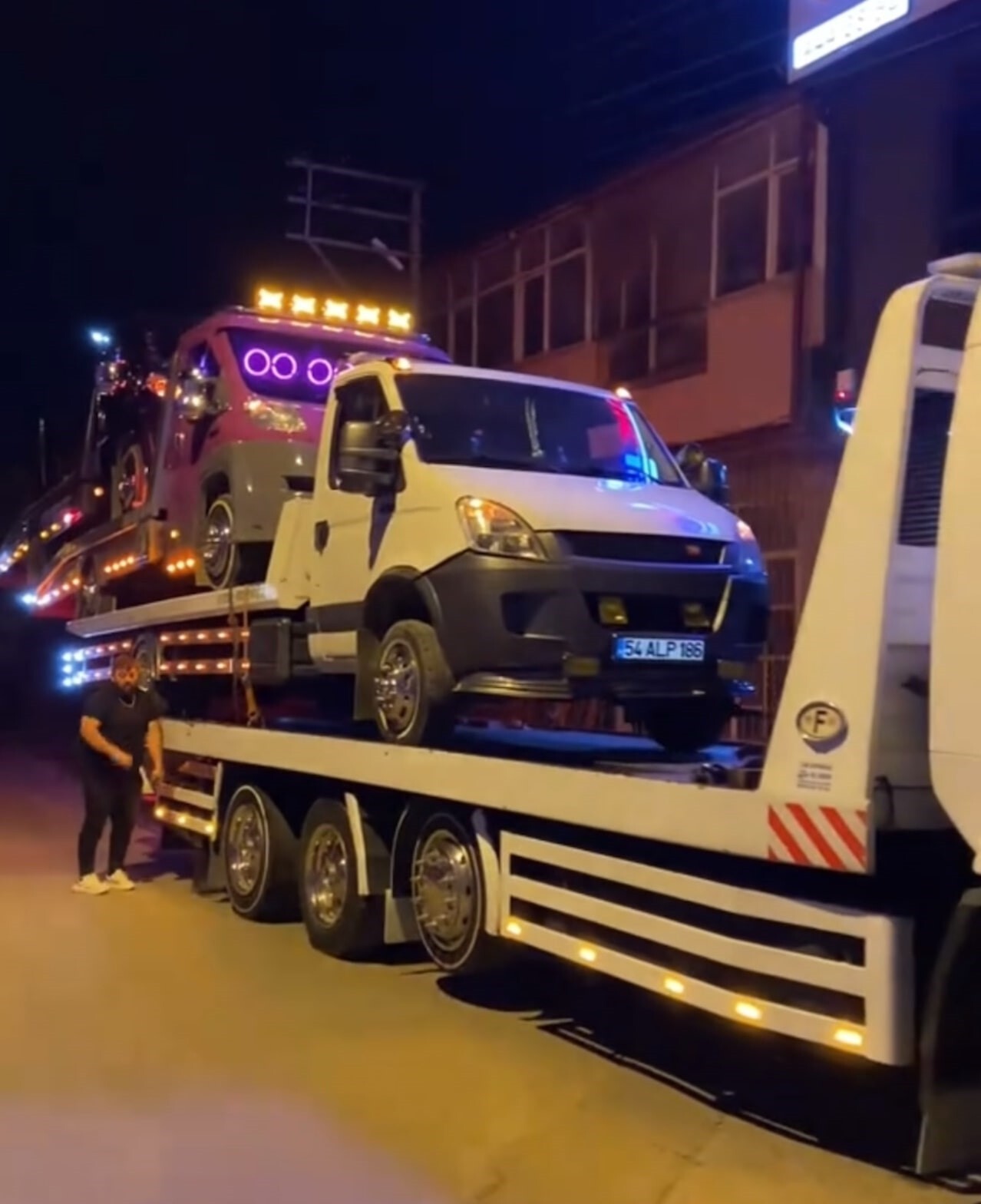 SAKARYA’DA BİR ÇEKİCİ OPERATÖRÜ, ÇALIŞTIĞI KURTARICININ ÜZERİNE 3 FARKLI ÇEKİCİYİ ÜST ÜSTE...