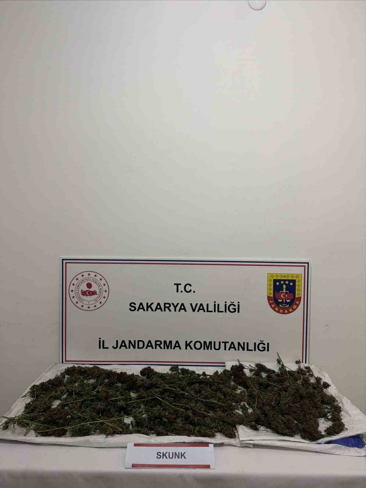 SAKARYA’DA JANDARMA EKİPLERİNCE GERÇEKLEŞTİRİLEN UYUŞTURUCU OPERASYONUNDA GÖZALTINA ALINAN 1 ŞAHIS...