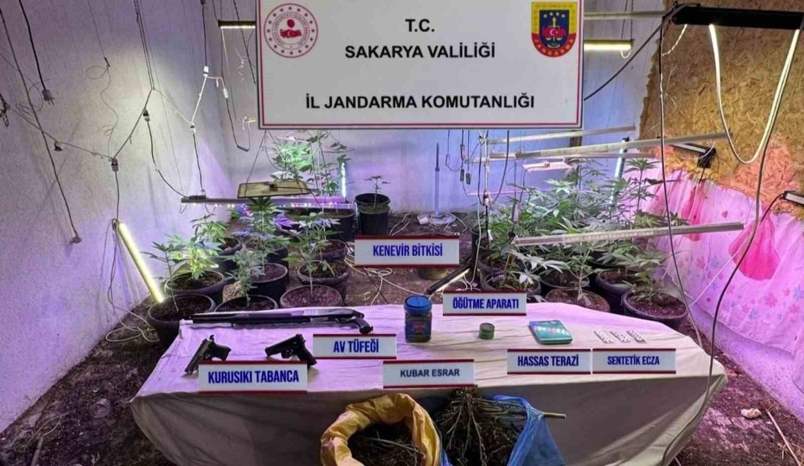 SAKARYA’DA JANDARMA EKİPLERİNCE UYUŞTURUCU SUÇLARIYLA MÜCADELE ÇERÇEVESİNDE DÜZENLENEN...