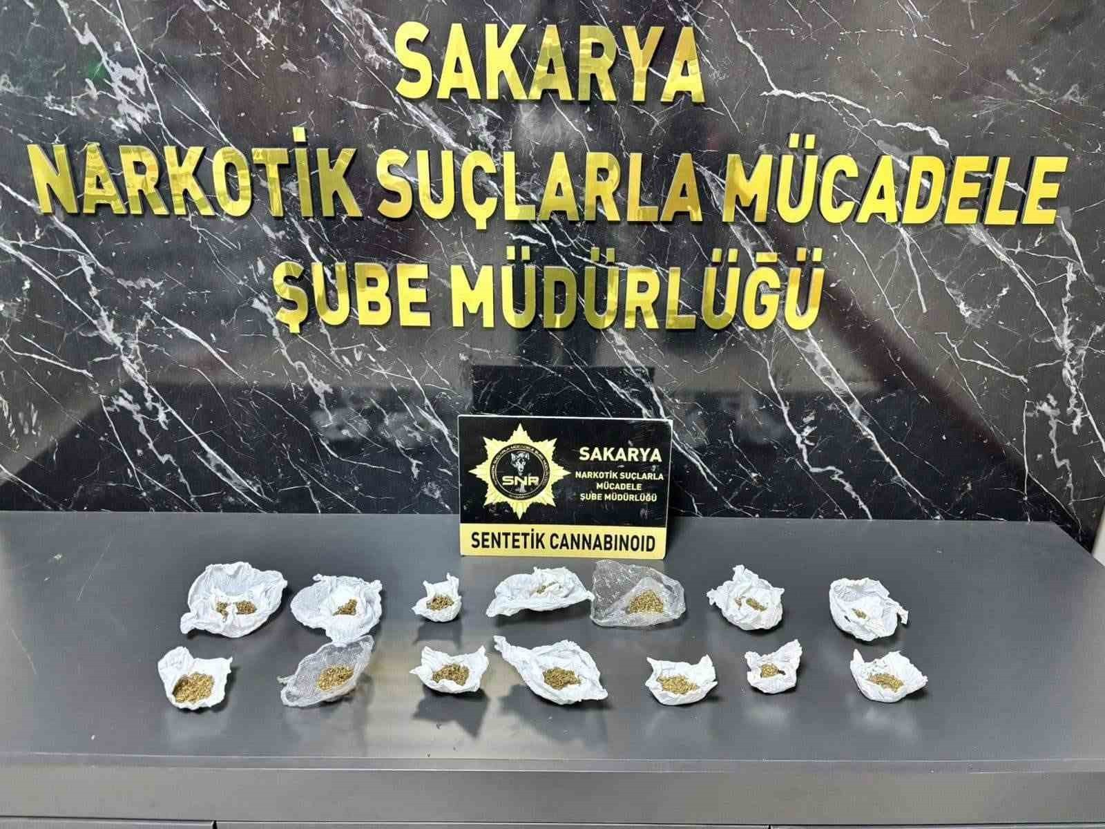 SAKARYA’DA POLİS EKİPLERİNCE 3 İLÇEDE GERÇEKLEŞTİRİLEN UYUŞTURUCU OPERASYONUNDA 4 ŞÜPHELİ...