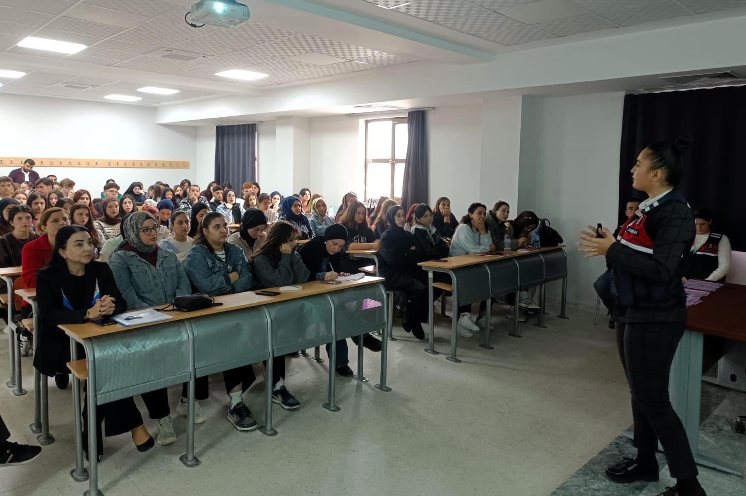 SAKARYA İL JANDARMA KOMUTANLIĞI EKİPLERİ, SUBÜ FERİZLİ MYO ÖĞRENCİLERİNİ; AİLE İÇİ ŞİDDET, MADDE...