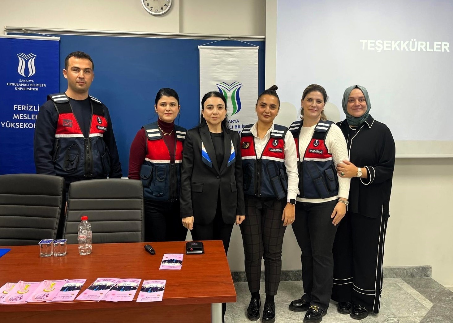 SAKARYA İL JANDARMA KOMUTANLIĞI EKİPLERİ, SUBÜ FERİZLİ MYO ÖĞRENCİLERİNİ; AİLE İÇİ ŞİDDET, MADDE...