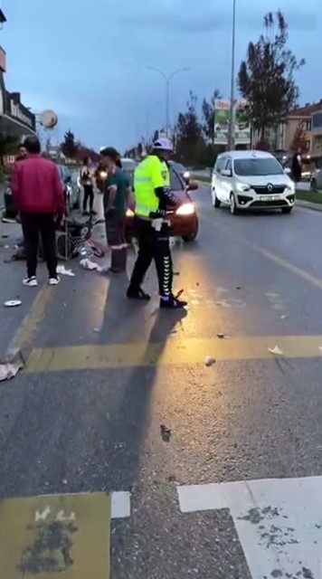SAKARYA’NIN ADAPAZARI İLÇESİ ÇEVREYOLU CADDESİ ÜZERİNDE OTOMOBİL İLE TESCİLSİZ MOTORLU BİSİKLET...