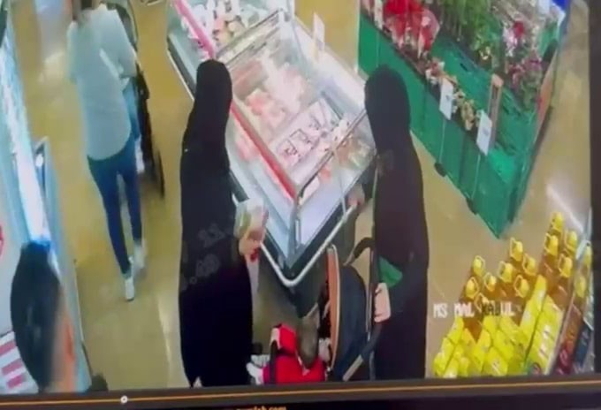 SAKARYA’NIN ADAPAZARI İLÇESİNDE ÇARŞAF GİYEREK BİR MARKETE HIRSIZLIK YAPMAK İSTEYEN KADIN, POLİS...