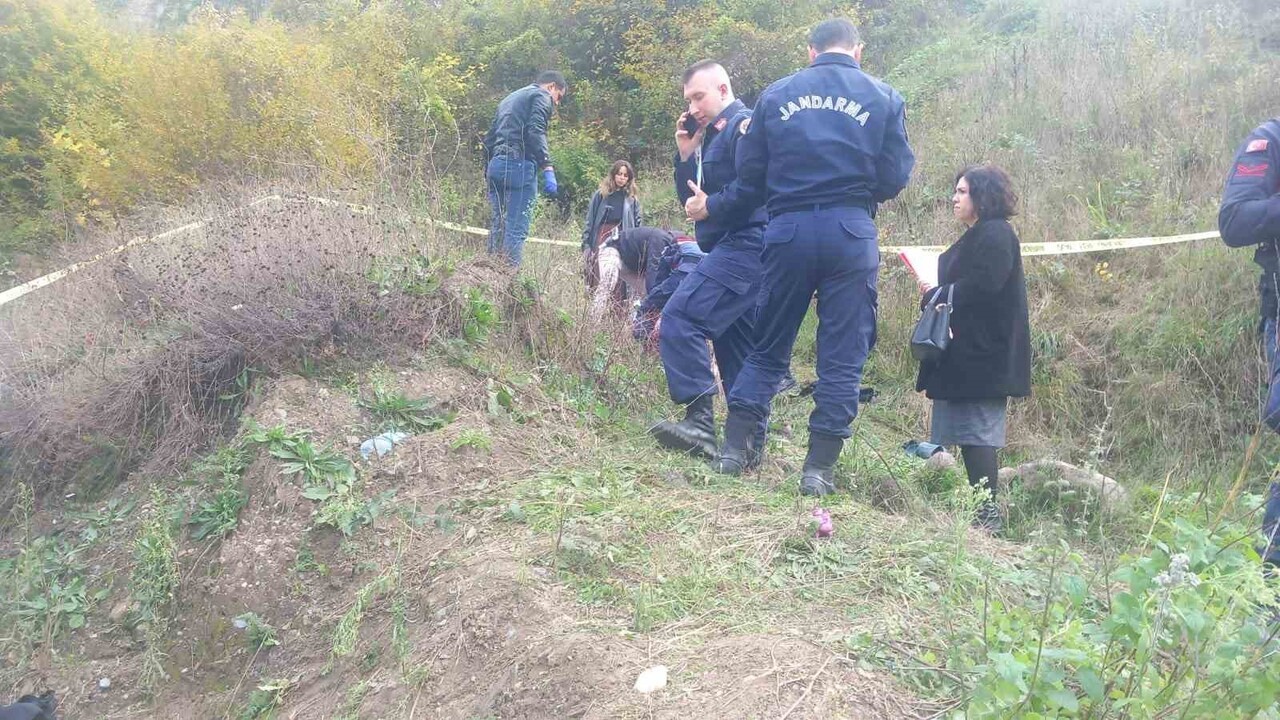 SAKARYA’NIN AKYAZI İLÇESİ D-140 KARA YOLUNDA SÜRÜCÜSÜNÜN KONTROLÜNDEN ÇIKARAK METRELERCE...