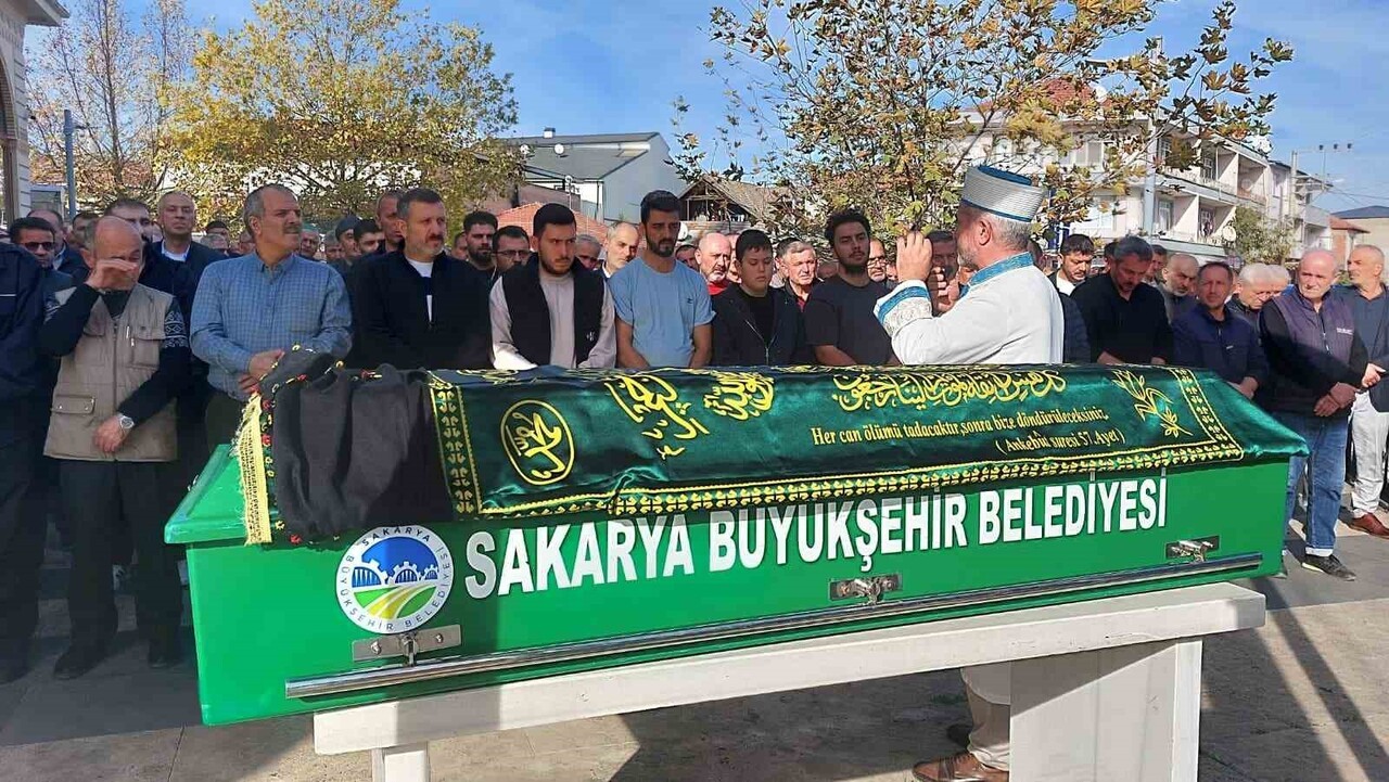 SAKARYA’NIN AKYAZI İLÇESİ D-140 KARA YOLUNDA SÜRÜCÜSÜNÜN KONTROLÜNDEN ÇIKARAK METRELERCE...
