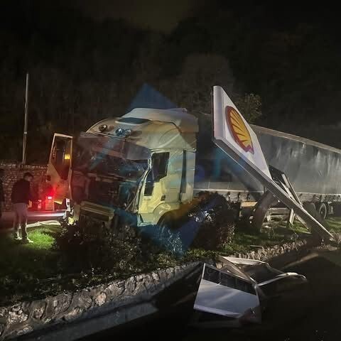 SAKARYA’NIN GEYVE İLÇESİ D-650 KARA YOLUNDA KONTROLDEN ÇIKAN TIR, YÖN TABELASINA ÇARPTIKTAN SONRA...