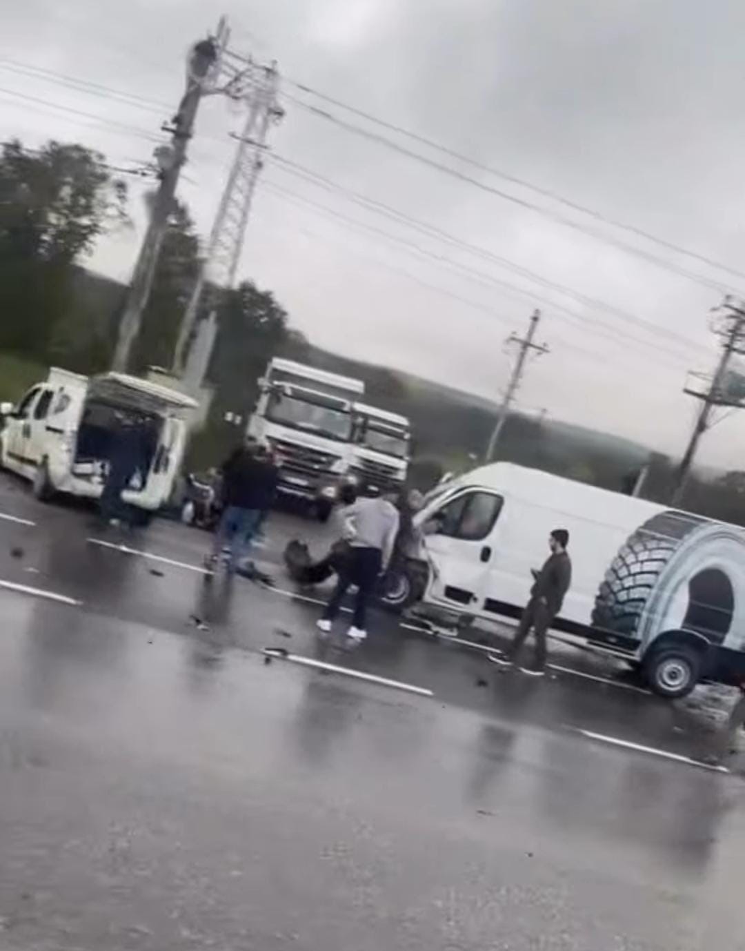 SAKARYA’NIN HENDEK İLÇESİ D-100 KARA YOLUNDA 3 ARACIN KARIŞTIĞI ZİNCİRLEME KAZADA 2 KİŞİ...